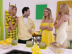 Kinky blonde slut Briana Banks goes lesbian to enjoy licking two cunts at once