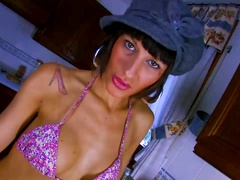 Lia M is a skillful sex bomb in need of an engorged love rod