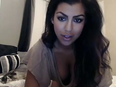 Dark haired buxom amateur webcam hottie used vibe to please her twat