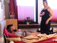 Erwischt beim Wichsen von der Stiefmutter, sie legt dann selbst Hand an :)