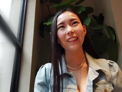 出会ったばかりの素人お姉さんにパンツ一枚の勃起男に強引に即ハメ