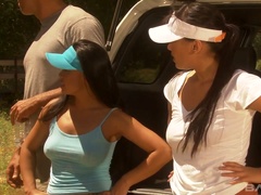 Nice hottie Venus gives a splendid blowjob right in the car of her hunk